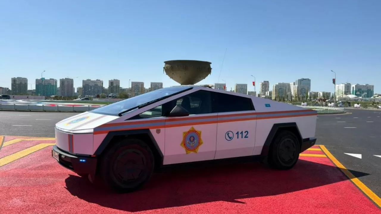 В Туркестане заметили необычный Tesla Cybertruck МЧС  