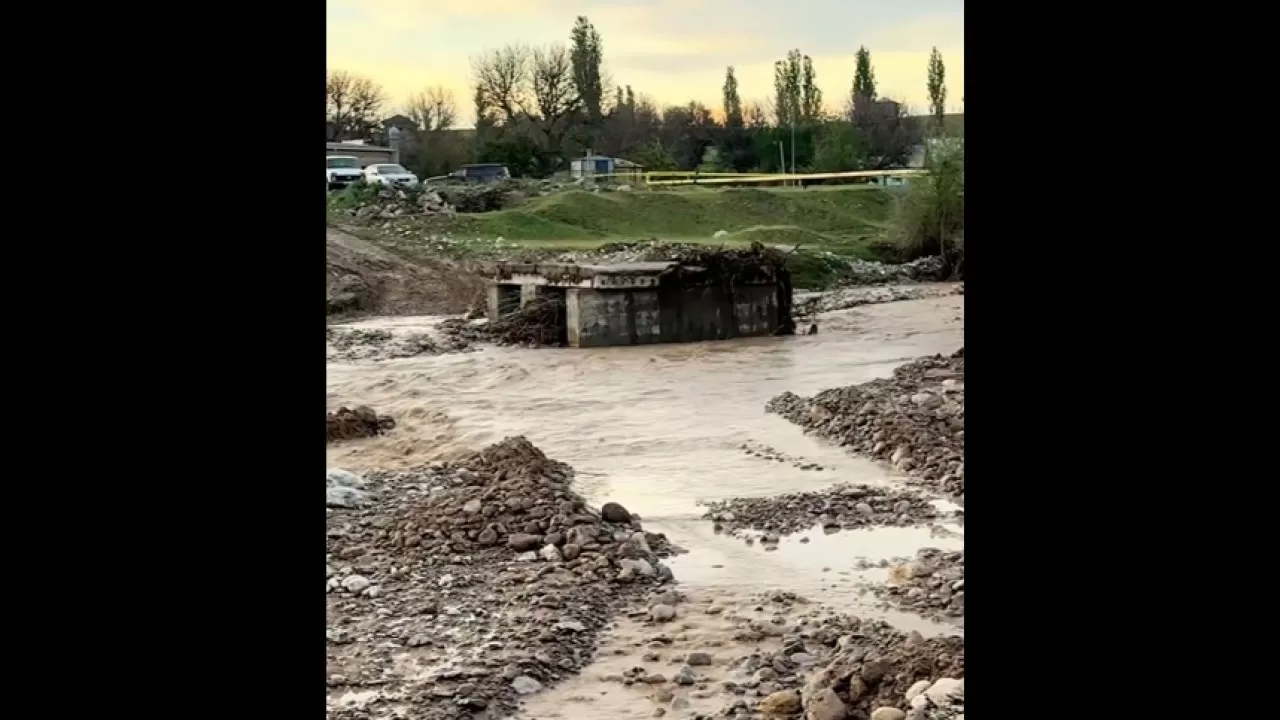 Два моста смыло в туристической зоне на юге Казахстана 