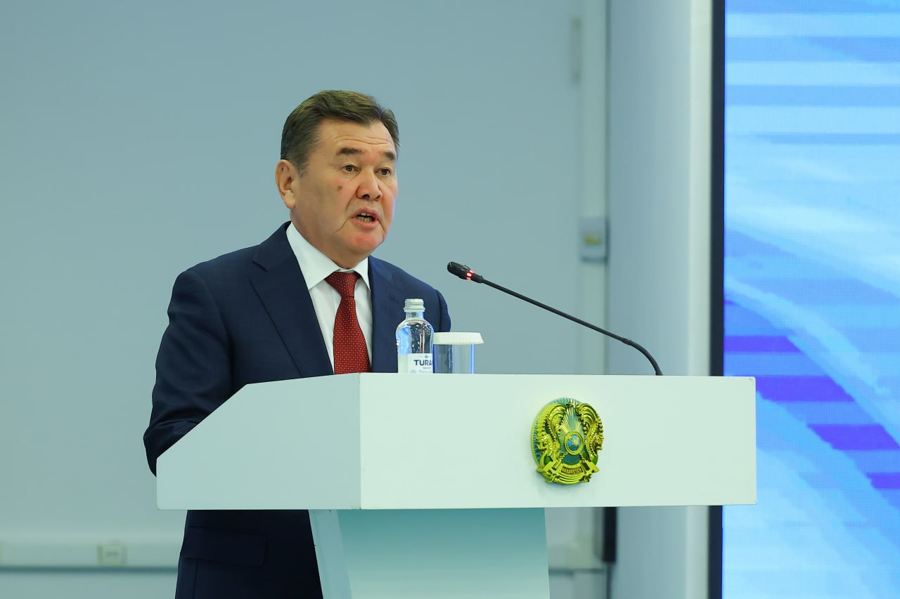 &laquo;Қимай тұрғаныңыз көрініп тұр&raquo;: Ерлан Қошанов өңірге әкім болып кеткен депутатқа сәттілік тіледі