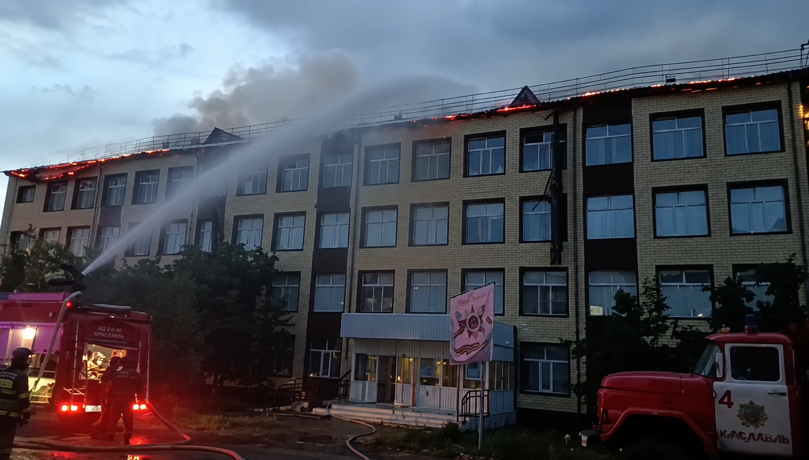 Крупный пожар охватил школу в Аркалыке: спасатели боролись с огнем на площади 1100 квадратов  