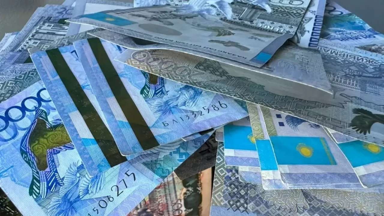 Схема на 705 млн тенге: автоинспектор и нотариус помогали "отмывать" тягачи