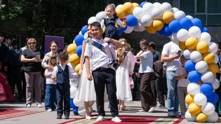 Последний звонок прозвучал для 215 тысяч казахстанских выпускников 
