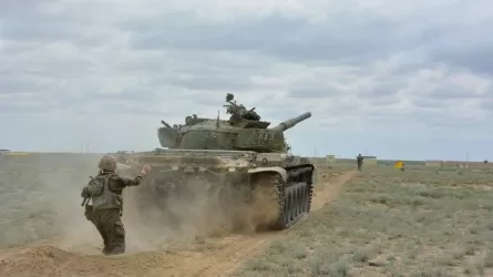 Казахстанские морпехи прошли обкатку танками  