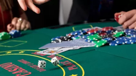 Госслужащего уволили за участие в азартных играх в области Жетысу