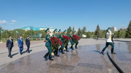 Руководители правительства и парламента возложили цветы к монументу &laquo;Отан Ана&raquo;