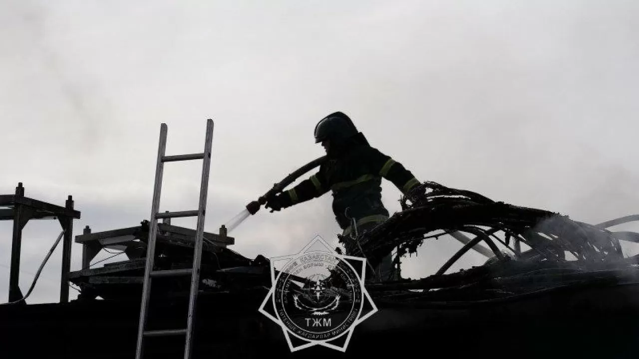 Пожар после взрыва на заводе в Усть-Каменогорске ликвидировали 