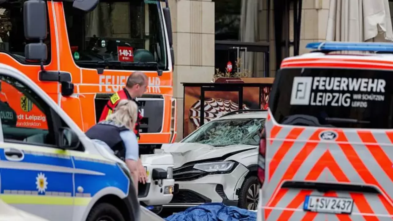 Автомобиль въехал в толпу людей в центре Лейпцига
