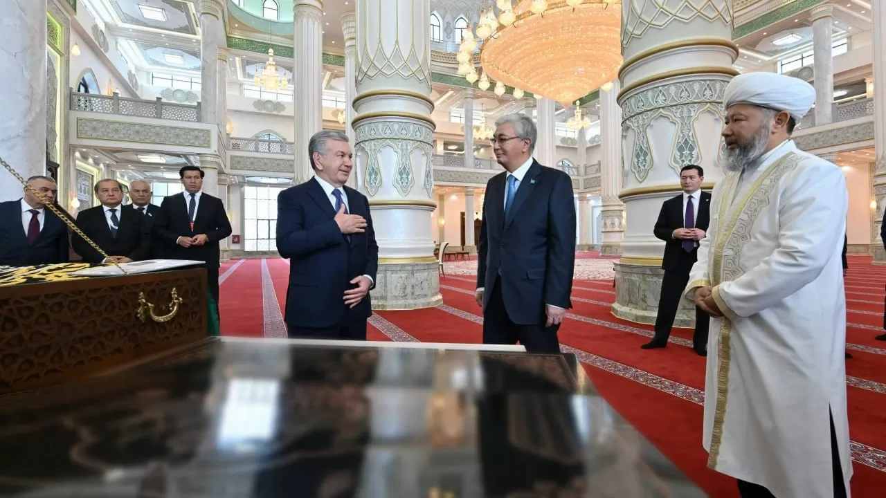Токаеву показали подарок президента Узбекистана жителям Туркестана