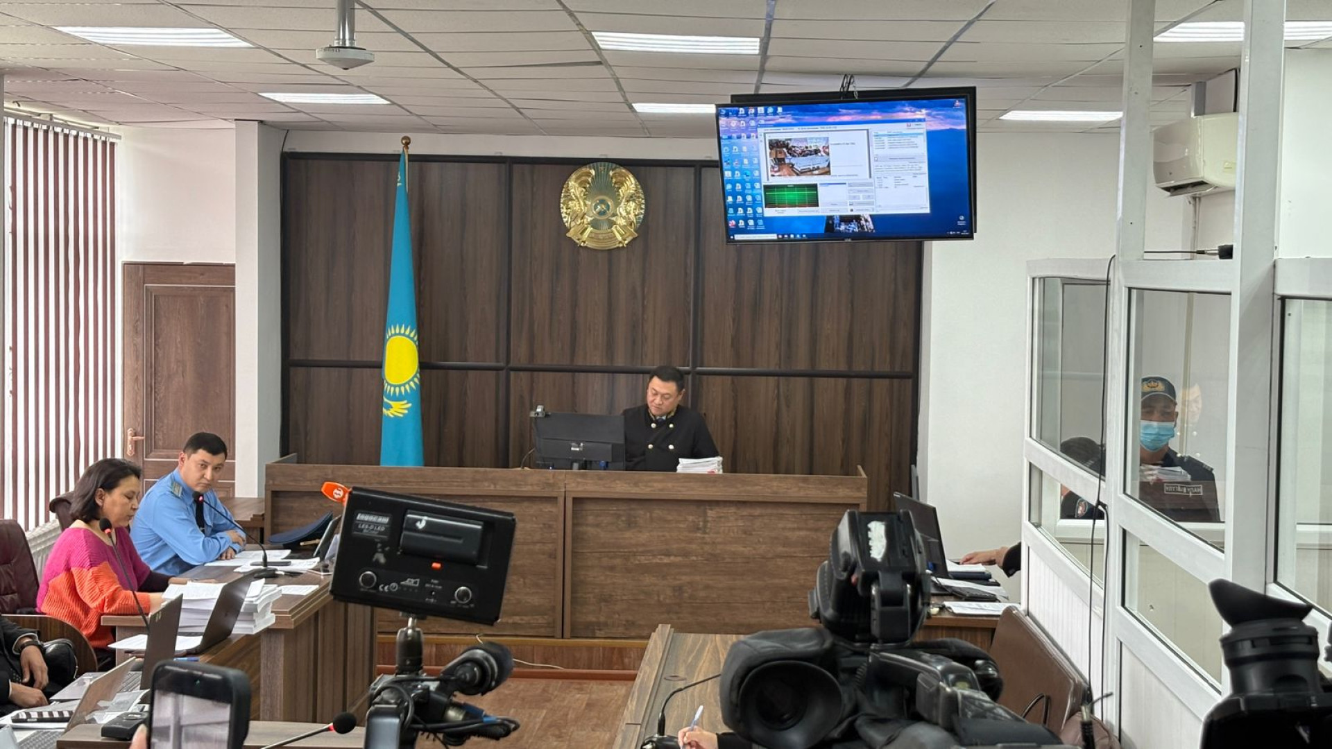 "Жазда тұрмысқа шығуы керек еді": Әл-Фарабидегі жол апатынан қаза тапқан қыздың әкесі сотта сөз сөйледі
