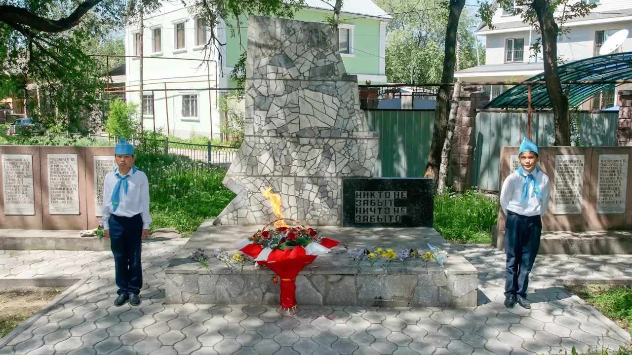 В Алматы частично разрушили памятник участникам войны