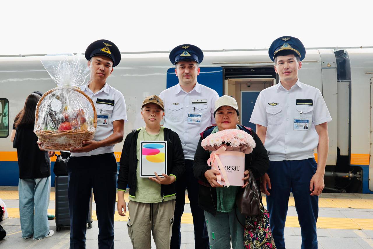 &laquo;Нұрлы жол&raquo; вокзалында 5 миллионыншы жолаушыға құрмет көрсетілді
