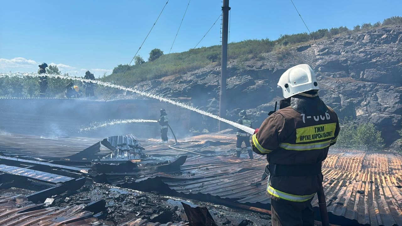 Шығыс Қазақстан облысында өндірістік ғимараттың шатыры өртенді