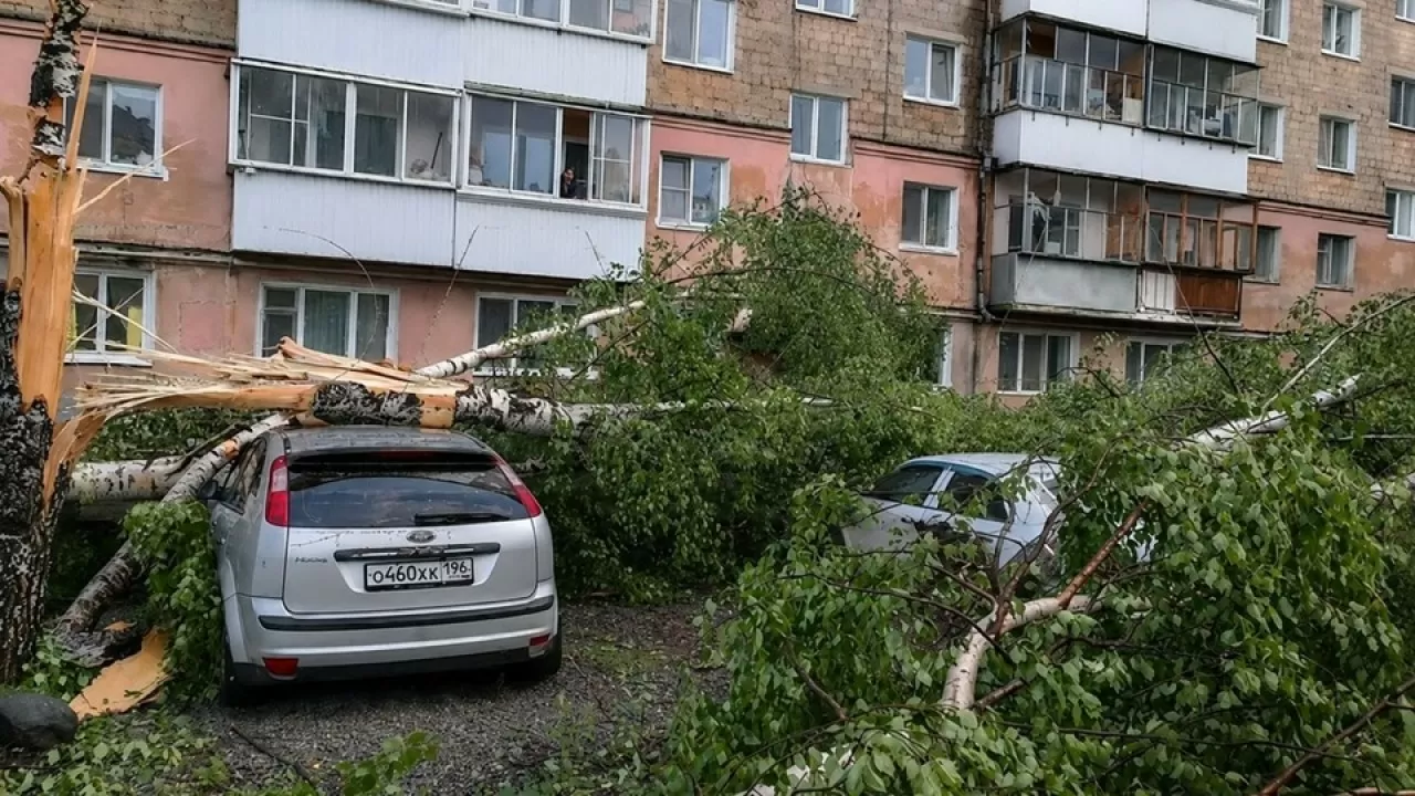 Мощный смерч разрушил более 30 домов в России