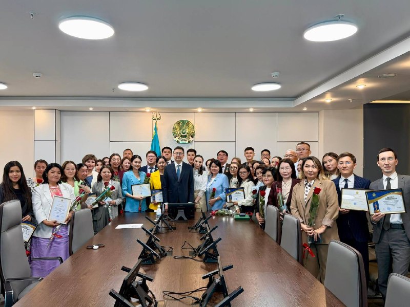 Денсаулық сақтау министрлігінде мемлекеттік қызметшілер күніне орай үздік мамандар марапатталды