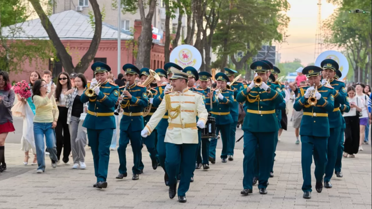 Музыка, марш и аплодисменты: в Петропавловске гвардейцы феерично поздравили полицейских  