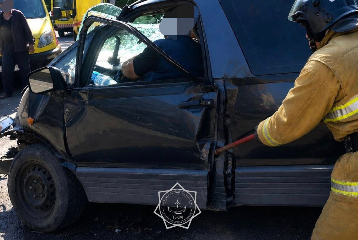 Алматы облысында көлікте қысылып қалған жүргізушіні құтқарушылар алып шықты