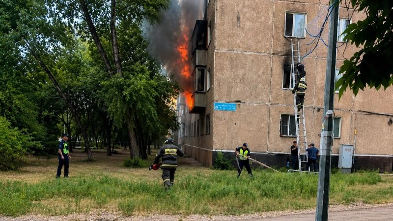 Павлодарда өртеніп жатқан үйдің терезесінен секірген қыз көз жұмды