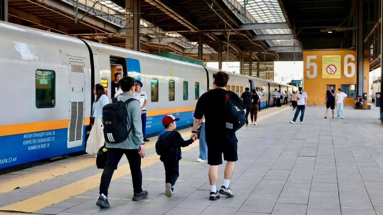 Четыре дополнительных поезда будут перевозить казахстанцев летом