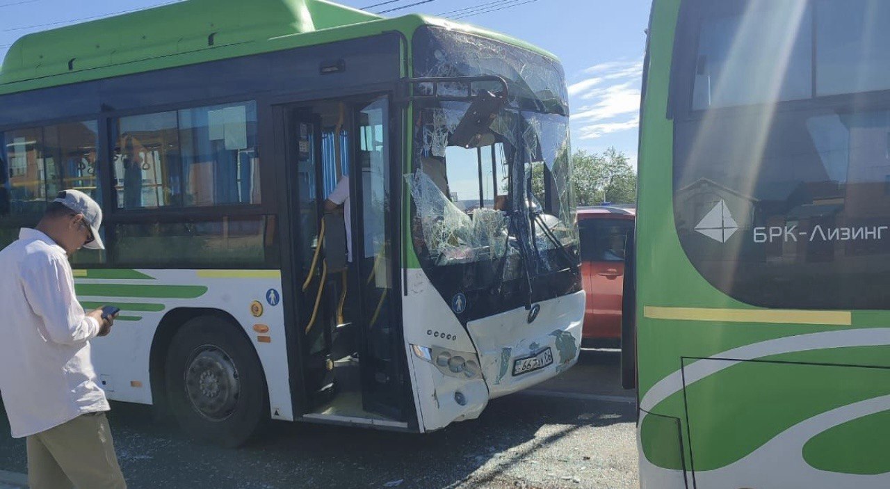 Атырауда 2 автобус соқтығысып, 6 адам ауруханаға түсті