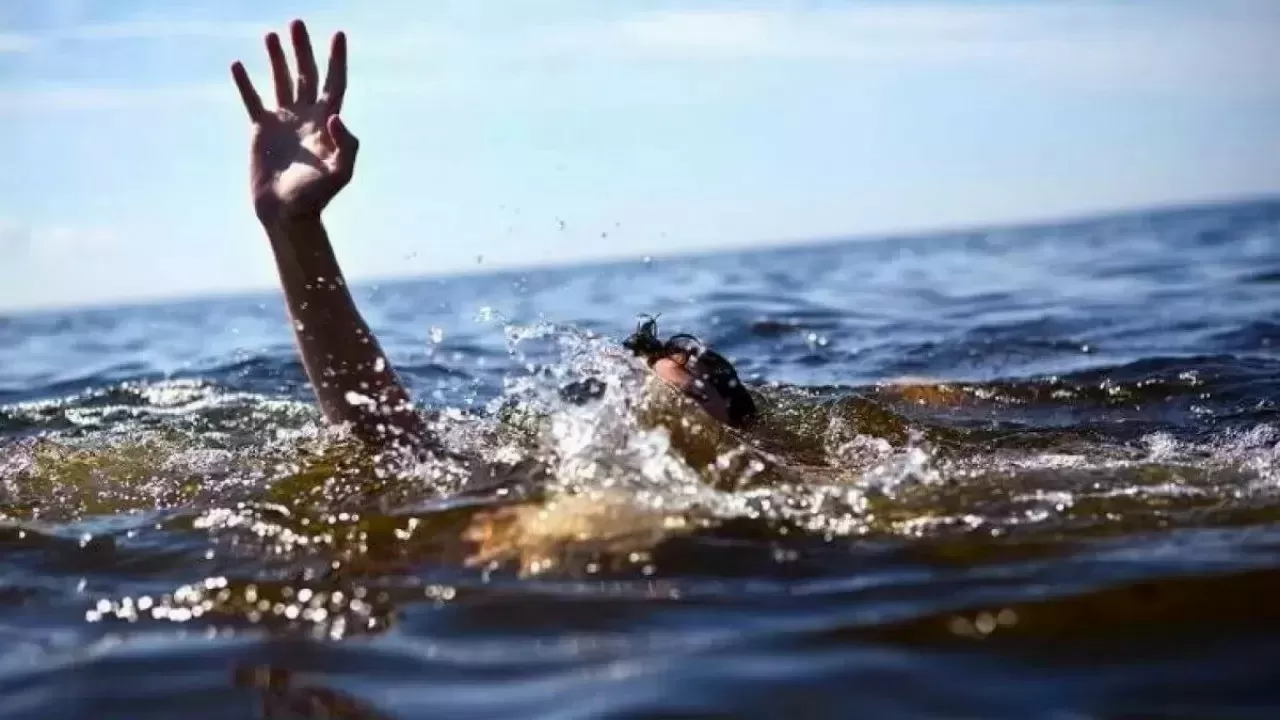 Женщина упала в море при посадке на катер в Актау