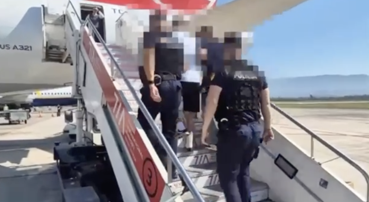 ҰБТ-ға дайындаймын деп алдаған күдікті Албаниядан Қазақстанға жеткізілді