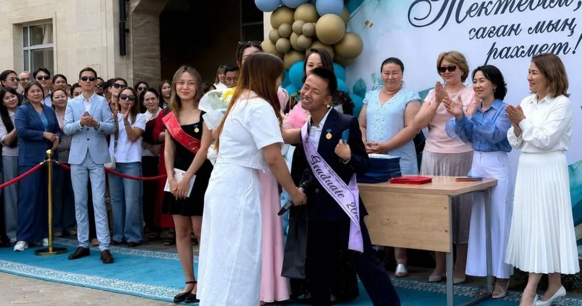 Димаш Құдайберген мүгедектігі бар &laquo;Алтын белгі&raquo; иегерін қуантты 