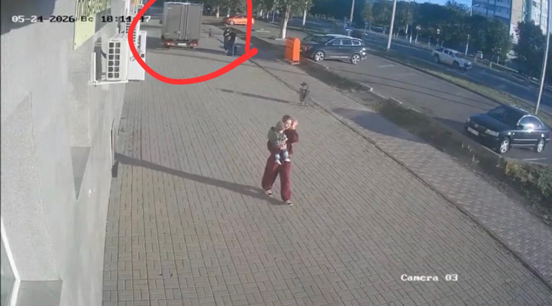 Екібастұзда жүк көлігі әйелді баласымен бірге қағып кетті