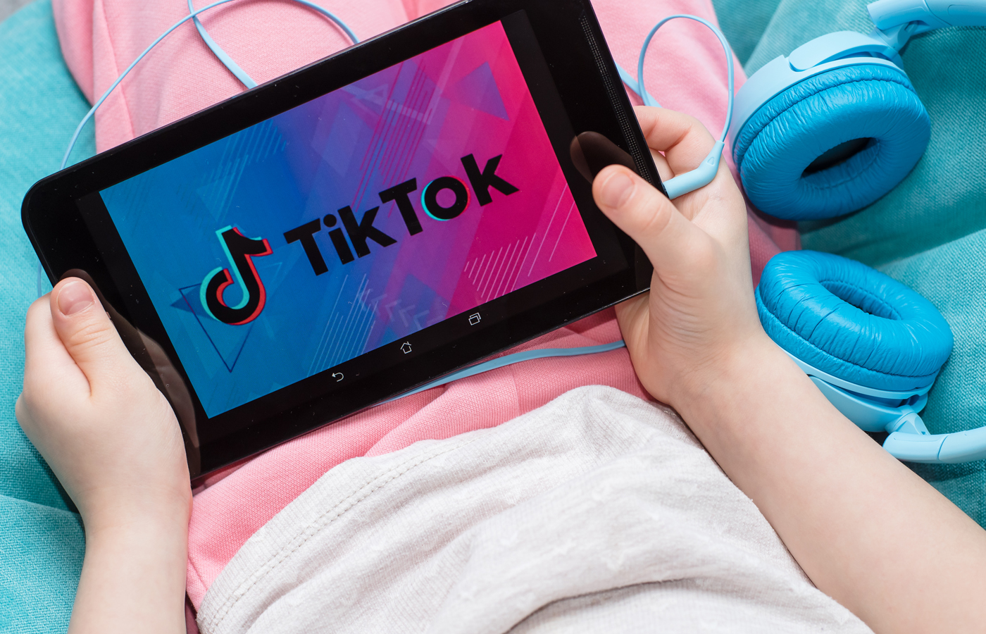 TikTok Орталық Азия отбасыларына арналған білім беру роликтерінің топтамасын ұсынды