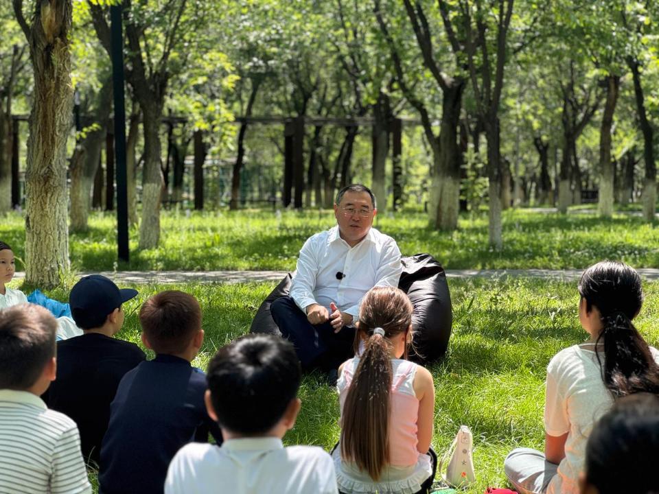 Алматы облысының әкімі Мемлекеттік рәміздер күні қарсаңында оқушылармен әңгімелесті
