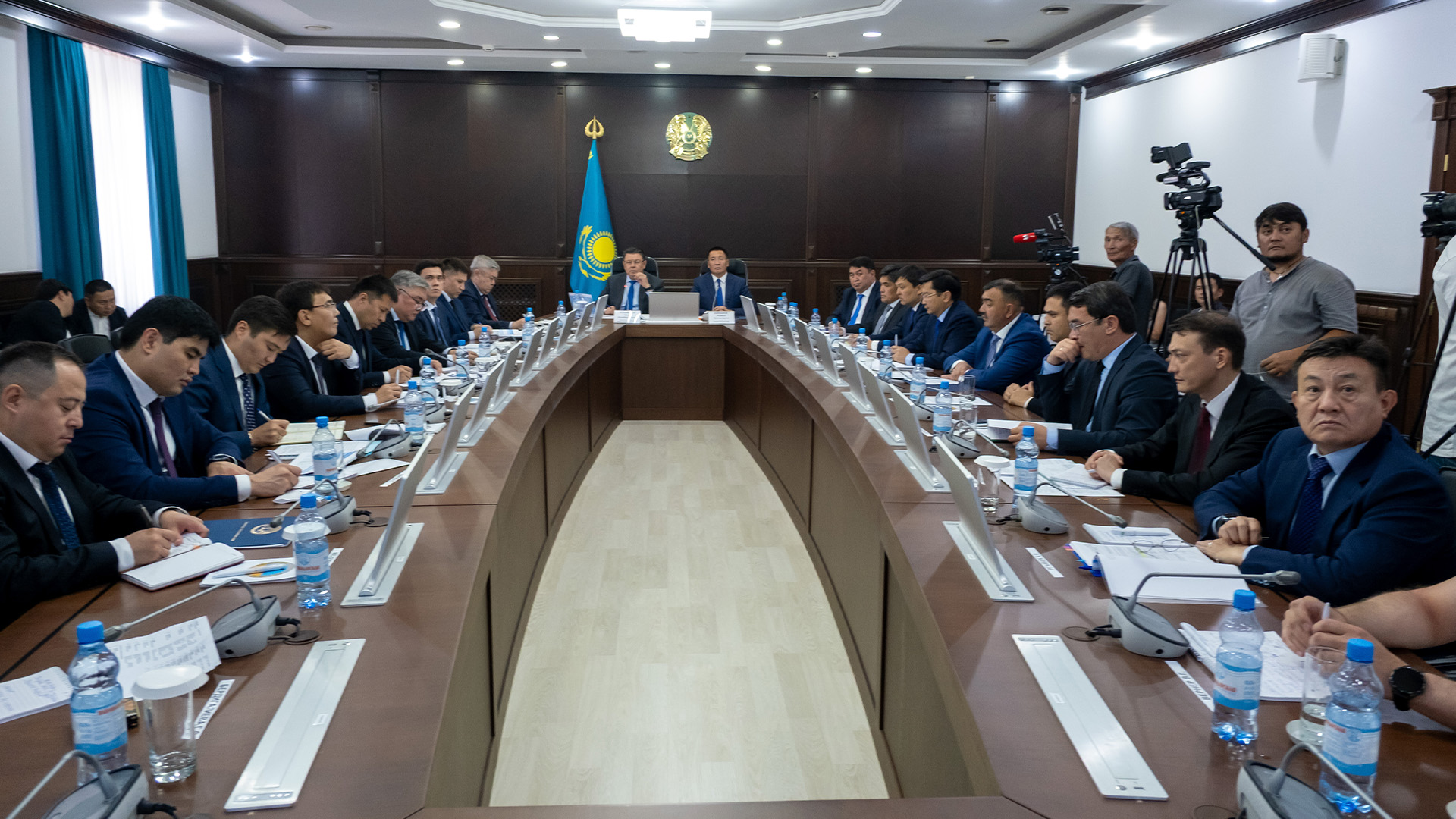 Қанат Бозымбаев кешігіп жатқан коммуналдық жобаларды жеделдетуді тапсырды