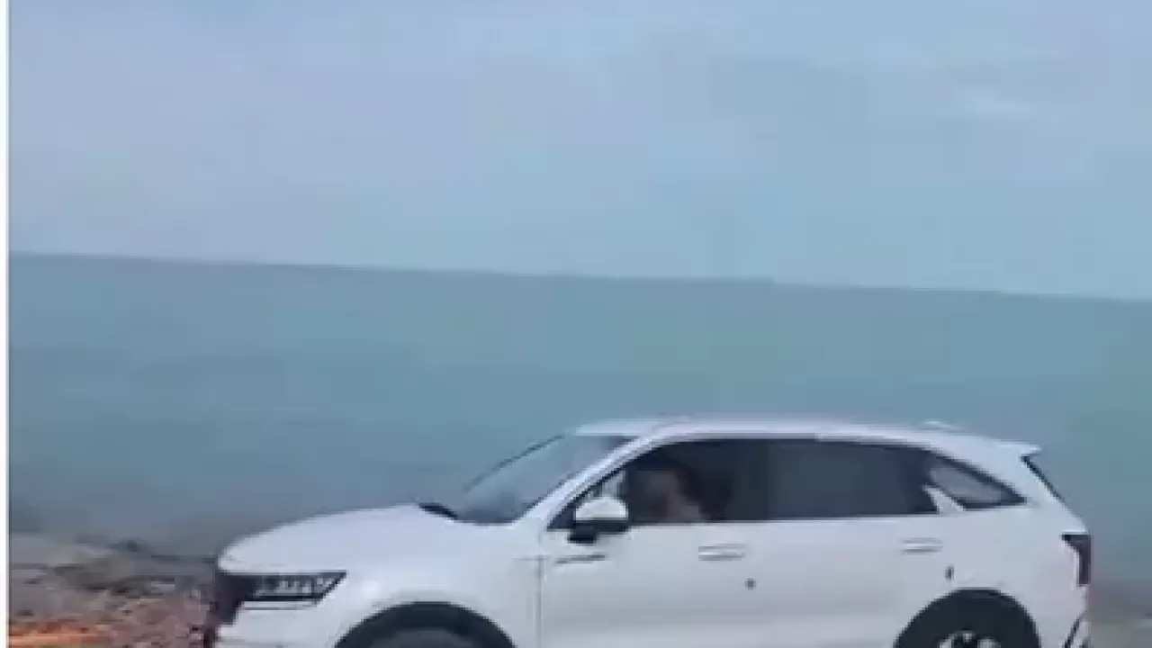 Автомобиль с иностранными туристами застрял в песке в Карагандинской области