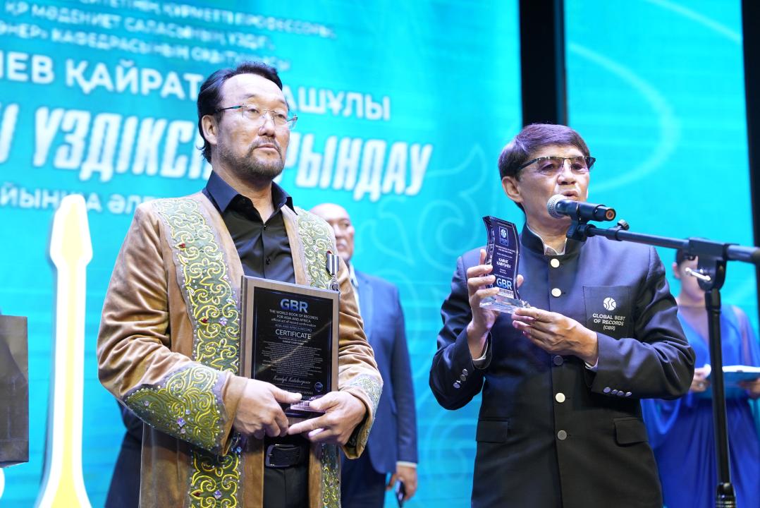 Shakarim University оқытушысы 102 дәстүрлі ән орындап, дүниежүзілік рекордтар кітабына енді