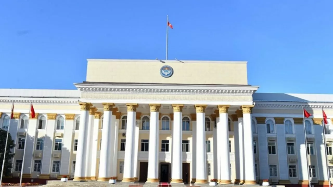 Министерства, аэропорт и госкомпании массово эвакуируют в Бишкеке 