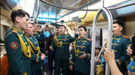 Гимн на ходу: пассажиров LRT в Астане ждал необычный сюрприз  