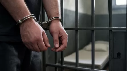 Сотрудники СпецЦОНа задержаны в области Абай за схему с правами за деньги 