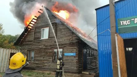 В Кокшетау молния спровоцировала крупный пожар в частном секторе