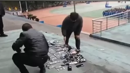 В Китае публично разбили конфискованные у школьников смартфоны