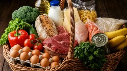 Власти Казахстана регулярно убирают с прилавков дешевые продукты