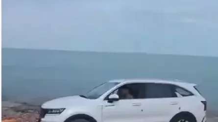 Автомобиль с иностранными туристами застрял в песке в Карагандинской области