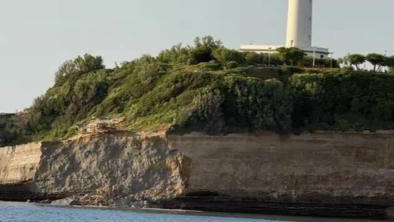 Под воду вместе со скалой: во Франции произошла смертельная трагедия 