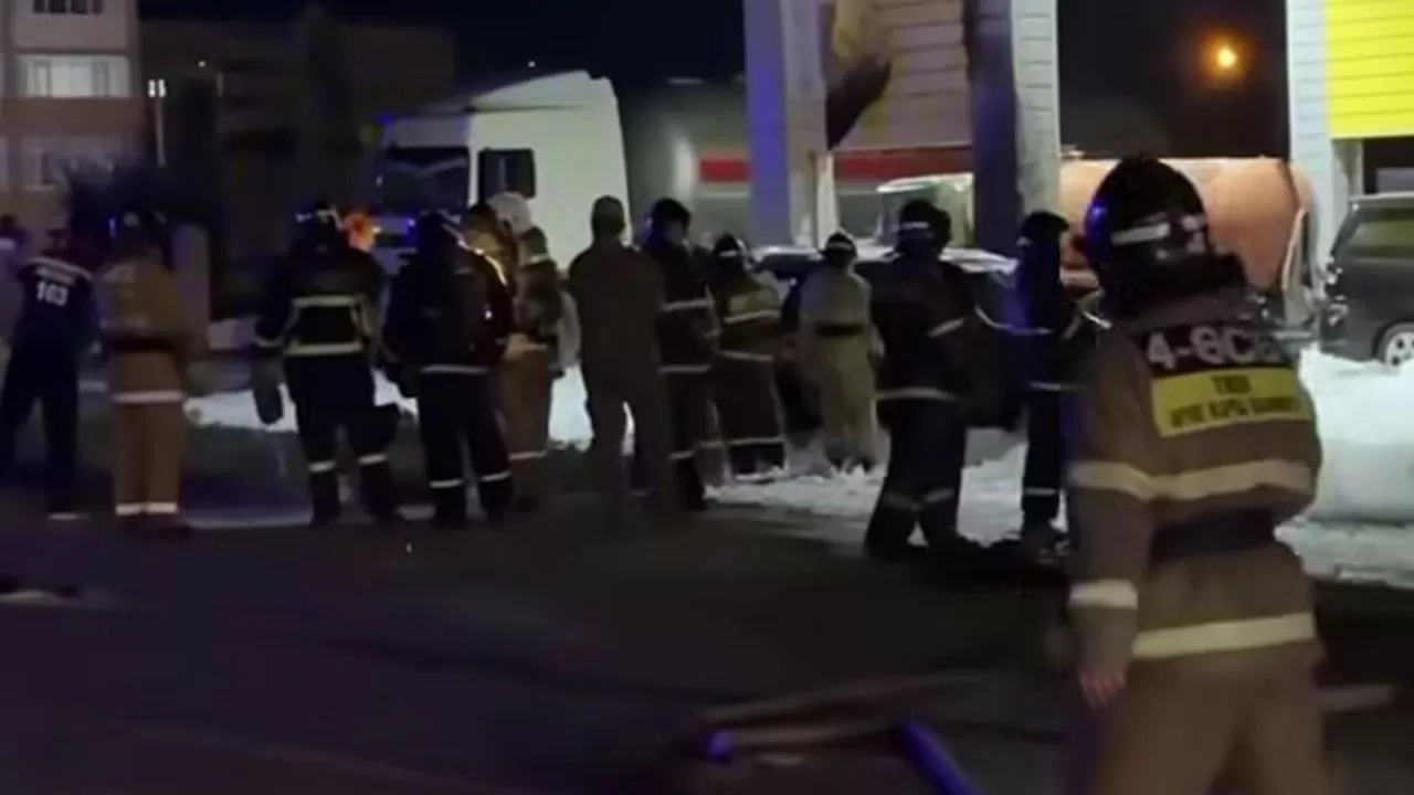 Ақтөбеде газ құю бекетінде тұрған көлік өртеніп, 3 адам тірідей жанып кетті
