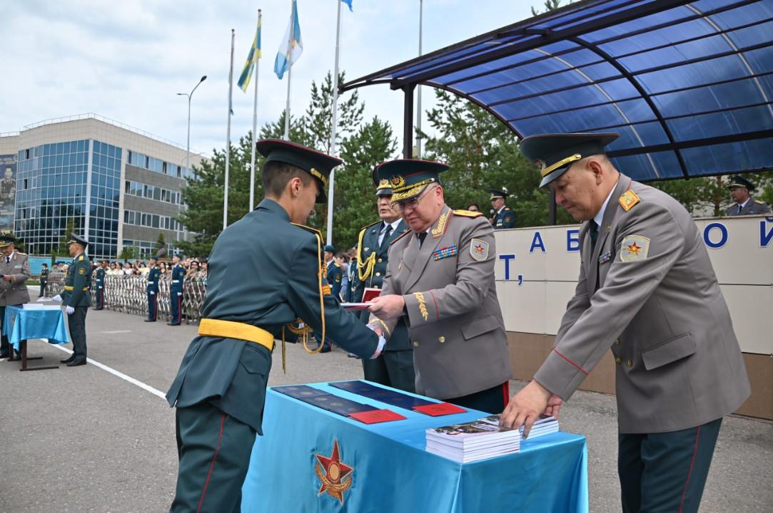 Әскери колледжді 100 кадет тәмамдап, сержанттар қатарына қосылды