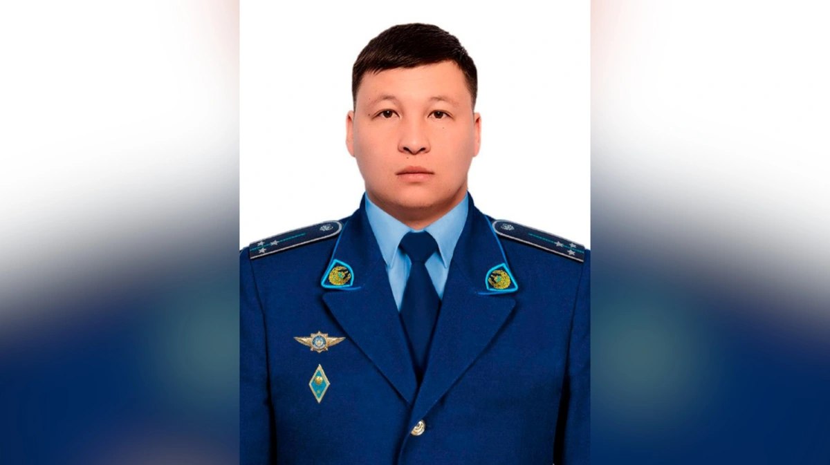 Демалыста жүрсе де ерлік көрсетті: Қарағандыда полицей өрттен бес баланы аман алып шықты