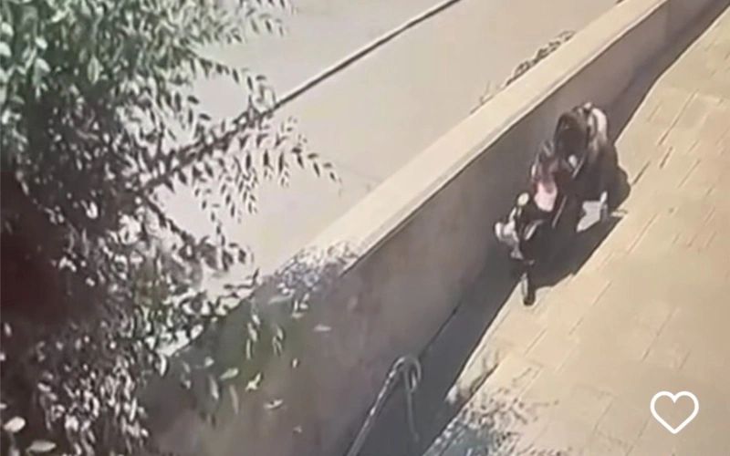 Павлодар тұрғыны көшеде кетіп бара жатқан жас анаға мұз кесегін лақтырып, басын жарған