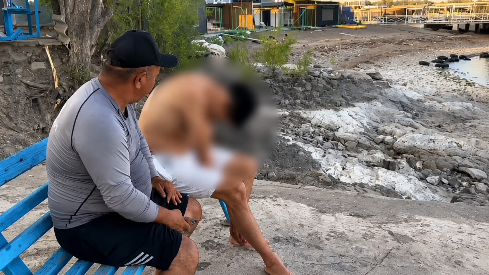 Спасатели извлекли из воды мужчину после падения с "банана" в Конаеве 
