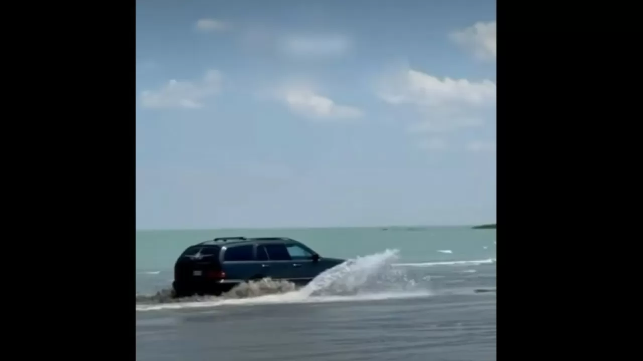 Водитель Mercedes ответил за гонки среди отдыхающих на Балхаше