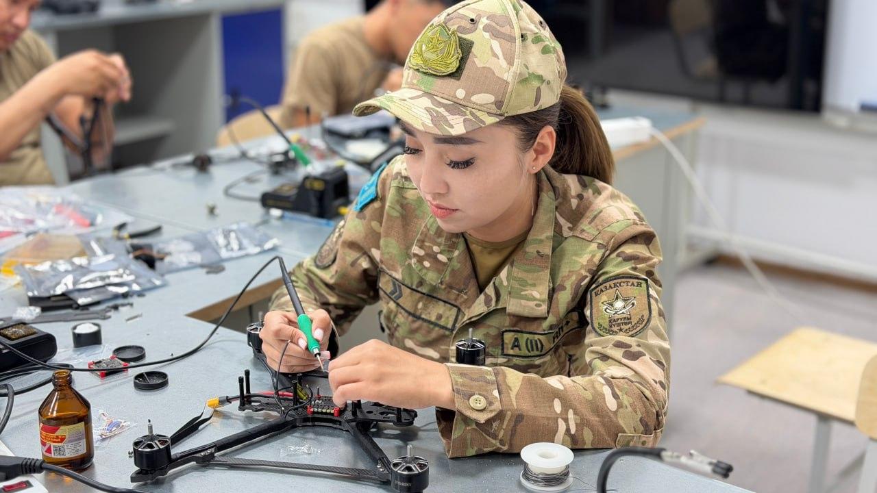 Құрлық әскерлері әскери институтының әскери қызметшісі FPV-дрондарды құрастыруды меңгеруде