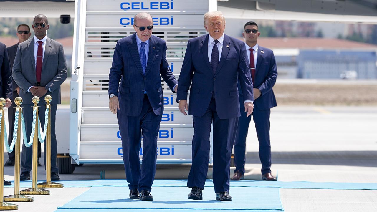&laquo;Көңіл-күйі жоқ&raquo;: Анкарадағы саммитке Трамп ұшып келді