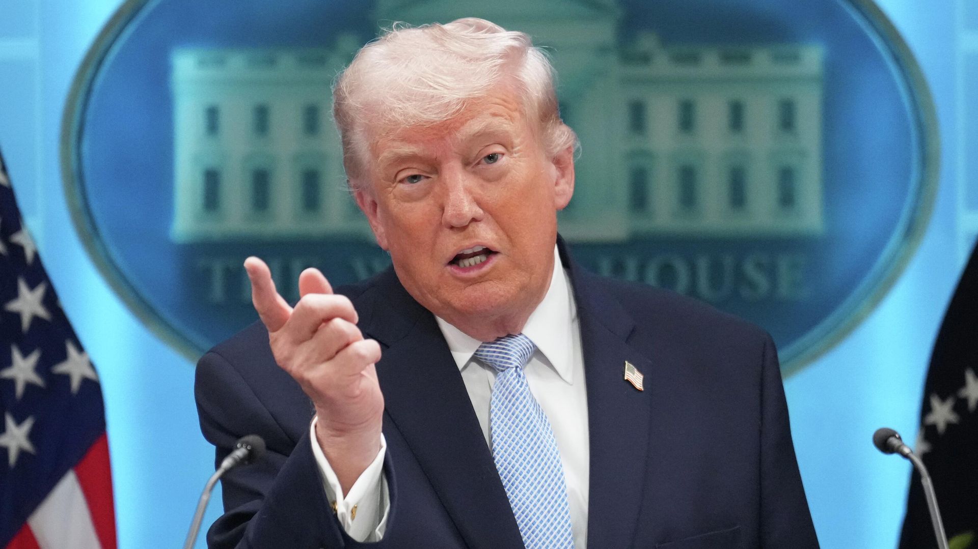 &laquo;Жаңа мүмкіндік!&raquo;: Трамп тағы бір мемлекетке жылы қабақ танытты