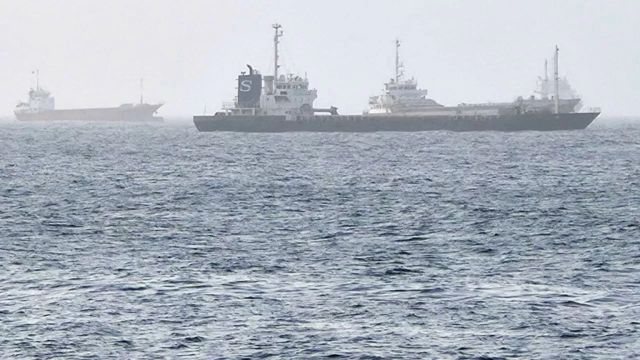 Танкер вспыхнул в Ормузе: судно подорвало на морской мине 